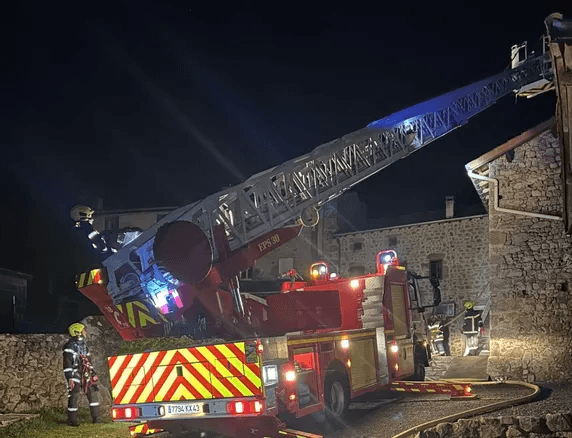 Haute-Loire : Un chien héroïque sauve sa famille en alertant d’un incendie
